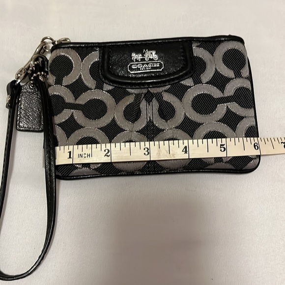COACH>> Wristlet - Picture 9 of 11